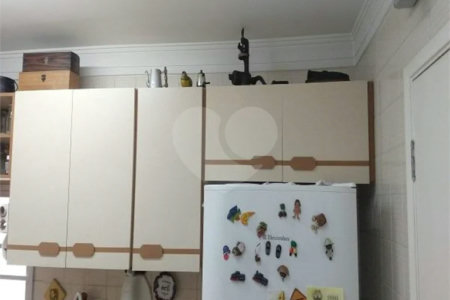 Apartamento na Vila Nova Conceição de 100m2 com 2 dorms, 1 suíte , 3 banheiros, 2 vagas. Estuda permuta.