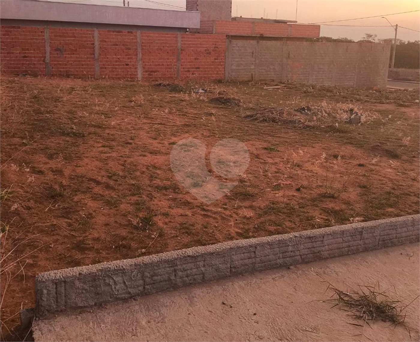 Terreno no Arcoville com 240 m²