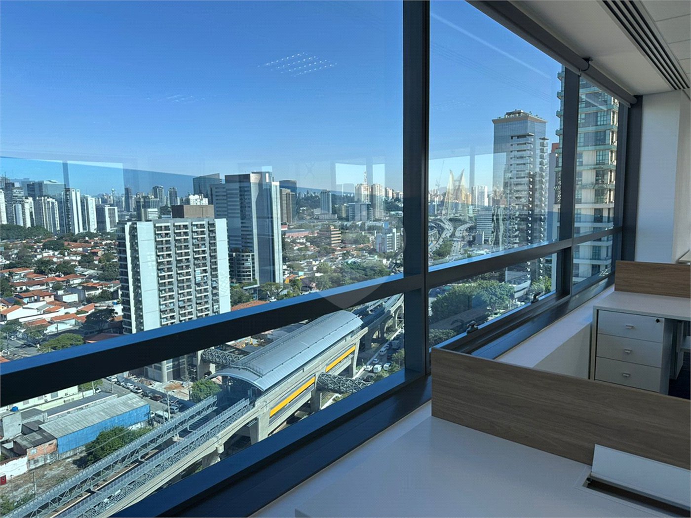 Conjunto comercial com 266m², 8 vagas, para locação no Brooklin