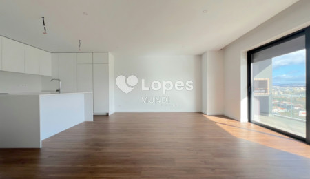 Apartamento T2 à venda em Águas Santas, Maia, Portugal – Varanda e garagem