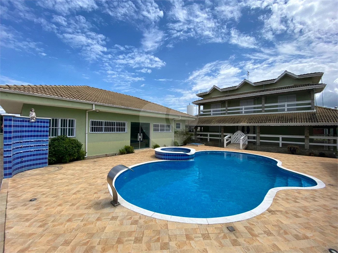Casa à venda com 6 quartos, sendo 1 suíte, no condomínio Horizonte Azul I, Itupeva - SP