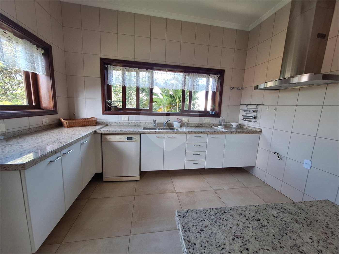Casa à venda com 3 suítes no condomínio Chácaras do Lago, Vinhedo - SP