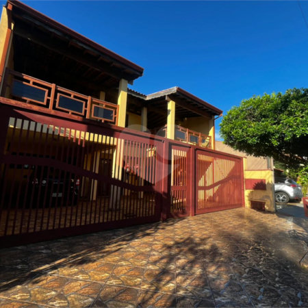 Casa à Venda na Rua Principal do Parque Fehr com Aquecedor Solar