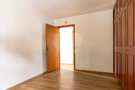 Casa à venda com 4 quartos, sendo 1 suíte, em Vila Tiradentes, São Paulo, SP