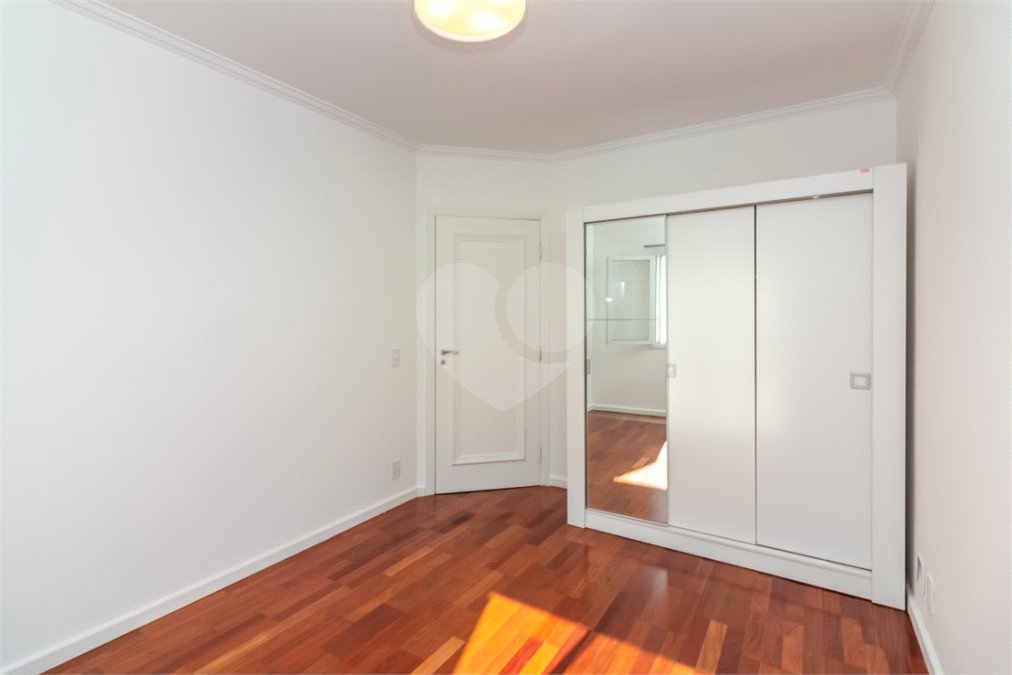 Casa à venda com 4 quartos, sendo 2 suítes, no condomínio Stephanie, São Paulo - SP