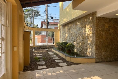 Sobrado à venda com 4 quartos, sendo 1 suíte, em Vila Cordeiro, São Paulo, SP