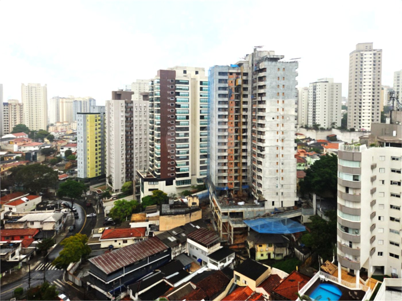 Apartamento na Chácara Inglesa com 2 dormitórios (1 suite), varanda, vista livre e vaga