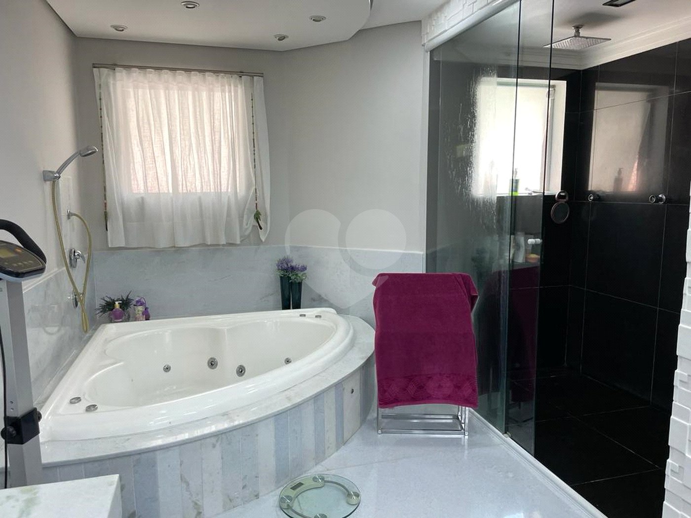 Casa à venda com 4 quartos, sendo 3 suítes, no condomínio Vila Hípica I, Vinhedo - SP