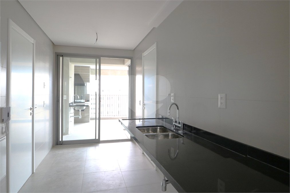 Apartamento à venda com 3 suítes em Moema, São Paulo, SP
