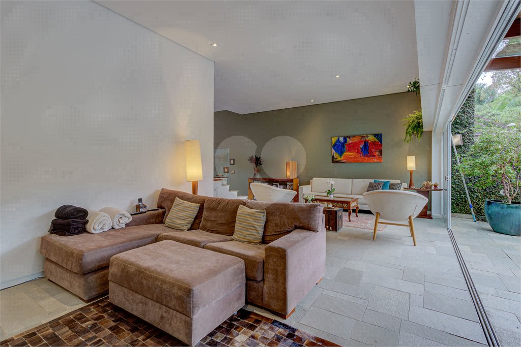 Casa à venda com 4 quartos, sendo 2 suítes, no condomínio Vila Antonieta, São Paulo - SP