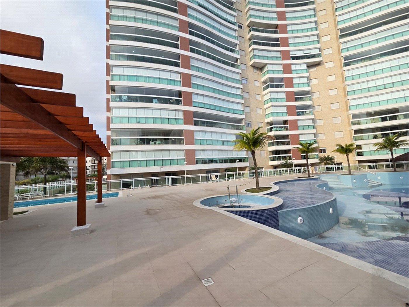 Apartamento à venda com 4 quartos, sendo 2 suítes, em Enseada, Guarujá, SP