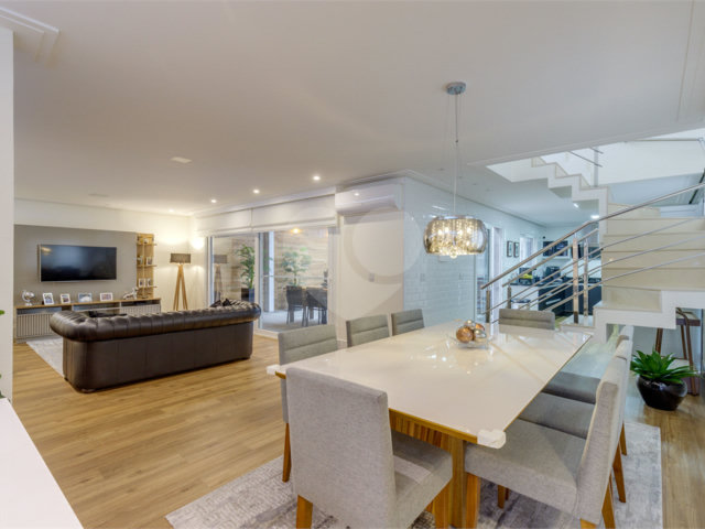 Casa à venda com 4 quartos, sendo 2 suítes,  no condomínio Residencial Vila Lagos, São Paulo - SP