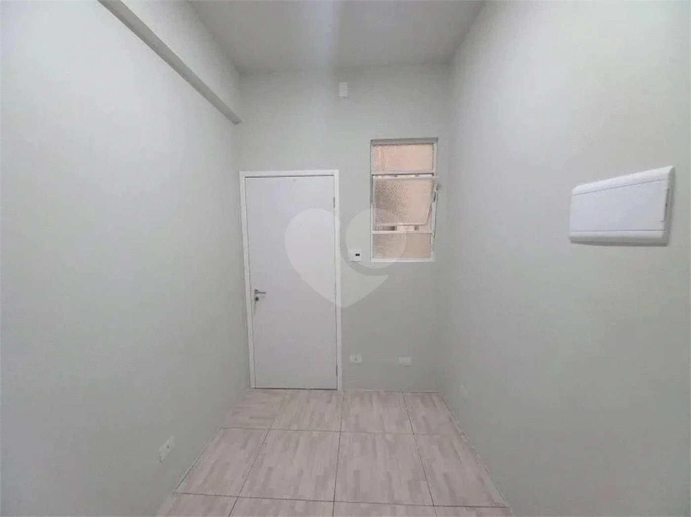 Ótima sala para escritório com 37 m², possui 2 ambientes.