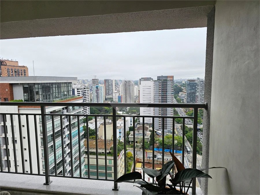 Casa Ibirapuera Apartments da Cyrela, a poucos minutos do Parque Ibirapuera, na Vila Clementino, com fácil acesso a Av. 23 de Maio e ao Shopping Santa Cruz. Apartamento de 2 dorms,, 1 suíte, 1 vaga de garagem.. Um condomínio com área de lazer tipo clube.