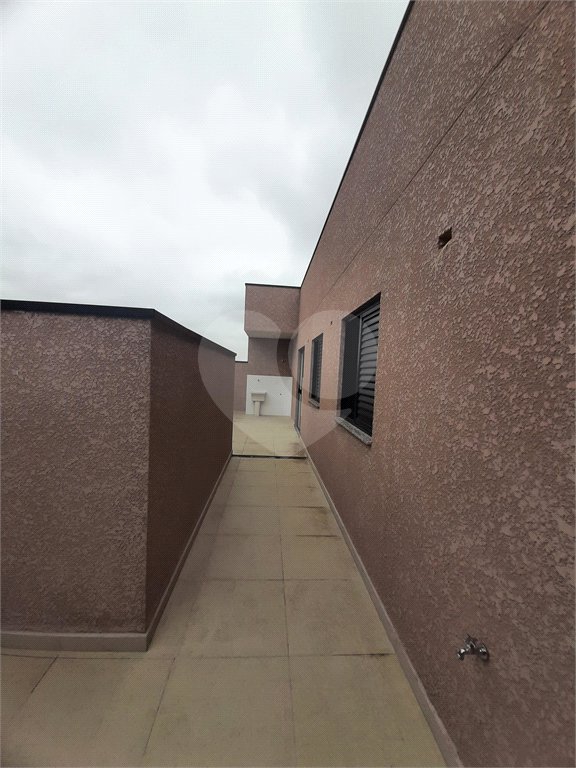 Apartamento COBERTURA com 66m2, 3 quartos, banheiro, sala, cozinha, quintal e 1 vaga