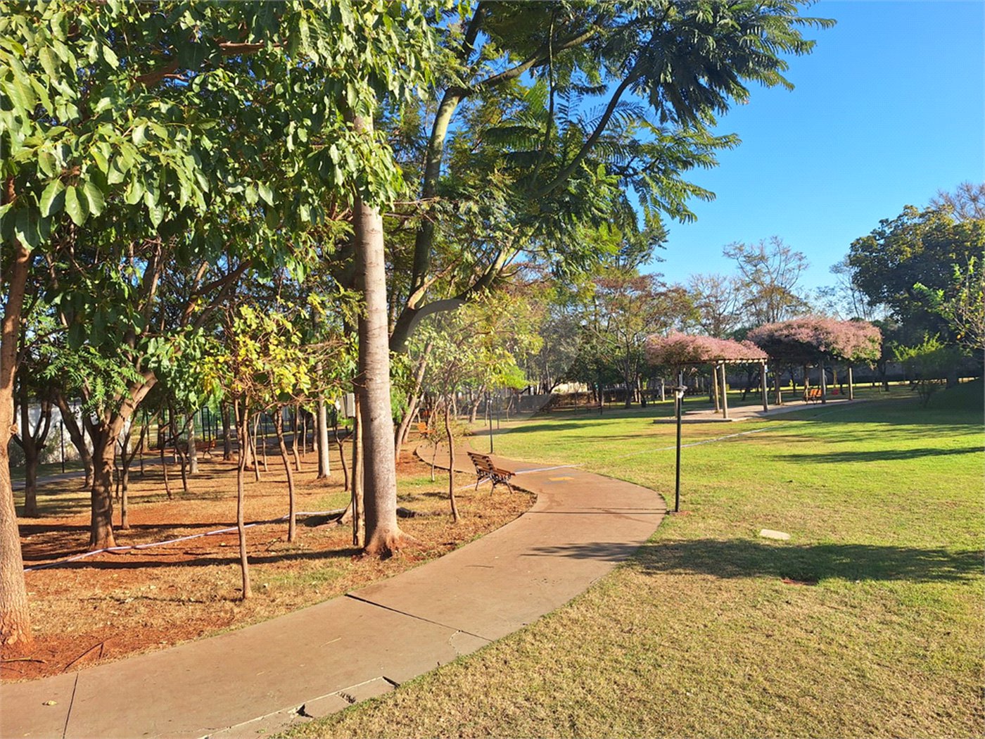 LINDA CASA NO CONDOMÍNIO PARQUE ATLANTA- Araraquara/SP