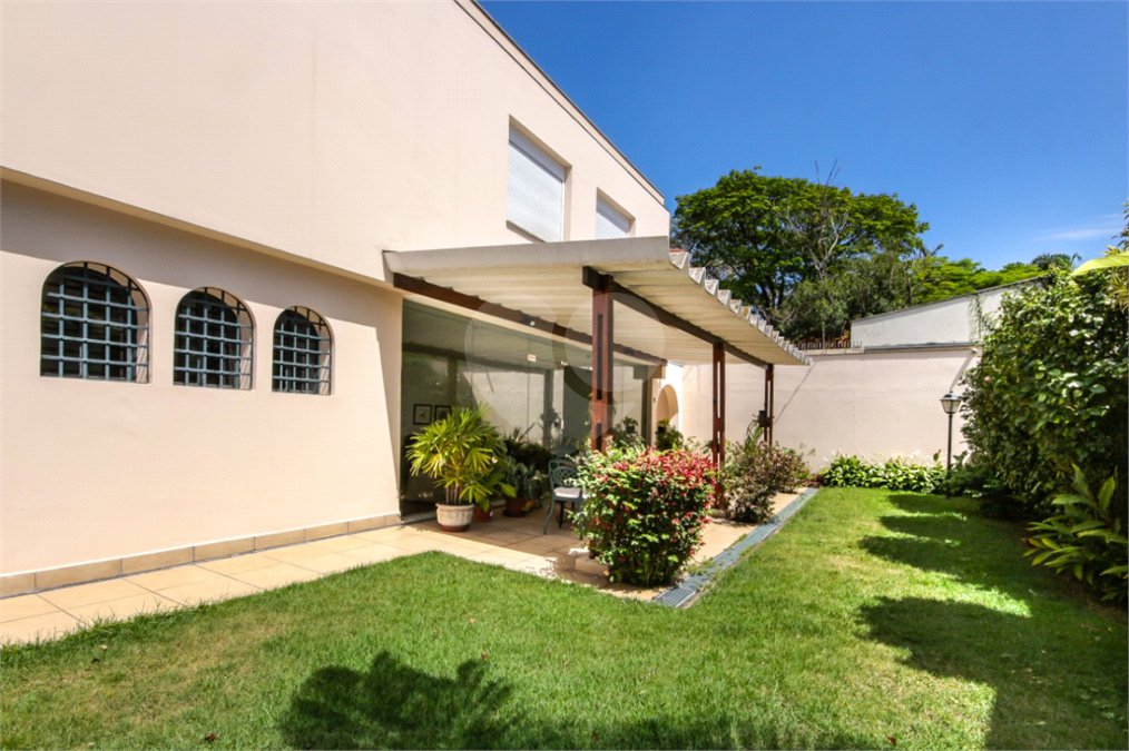 Sobrado à venda com 4 quartos, sendo 2 suítes, em Alto de Pinheiros, São Paulo, SP