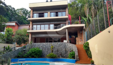 Casa à venda com 4 quartos, sendo 2 suítes,  no condomínio Champs Elysees Village, Mairiporã - SP