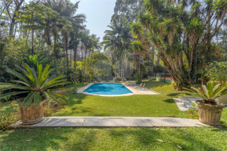 Casa à venda com 6 quartos, sendo 2 suítes, no condomínio Chácara Flora, São Paulo - SP