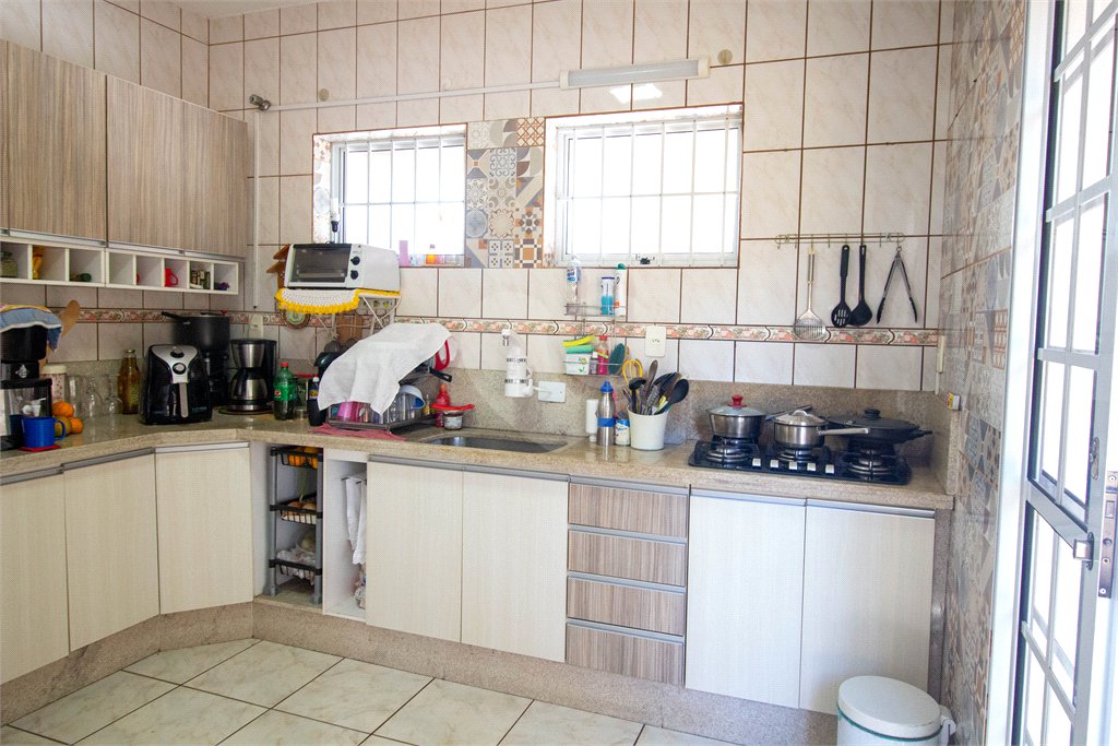 Sobrado à venda com 4 quartos, sendo 1 suíte,  em Vila Aguiar, São Roque, SP