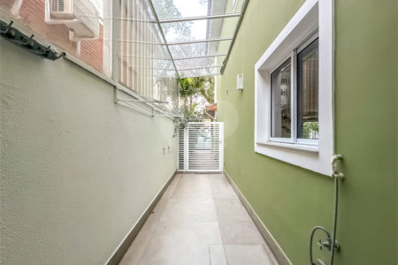 Casa à venda com 4 quartos, sendo 3 suítes, no condomínio Village Place, São Paulo - SP