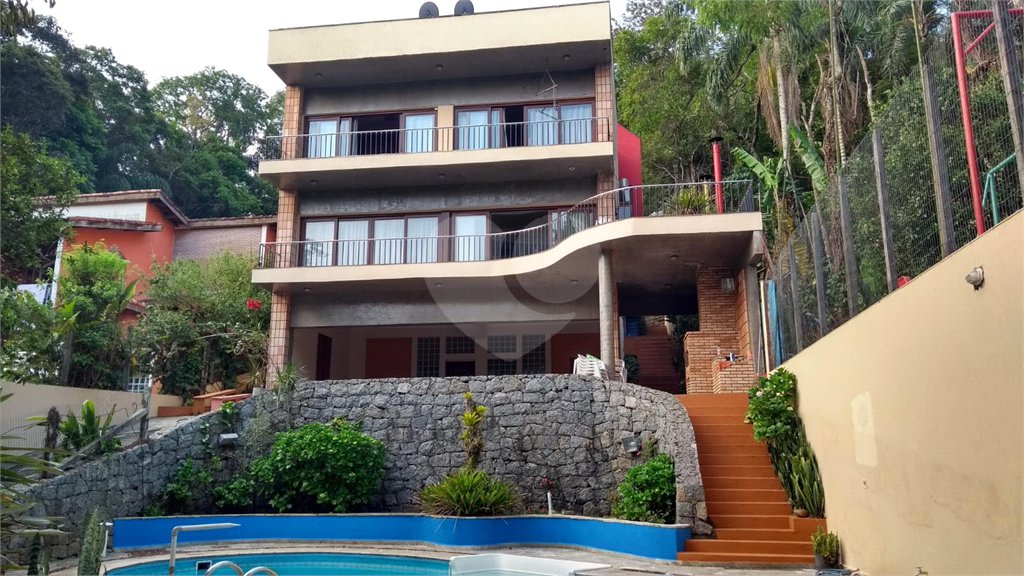 Casa à venda com 4 quartos, sendo 2 suítes, no condomínio Champs Elysees Village, Mairiporã - SP