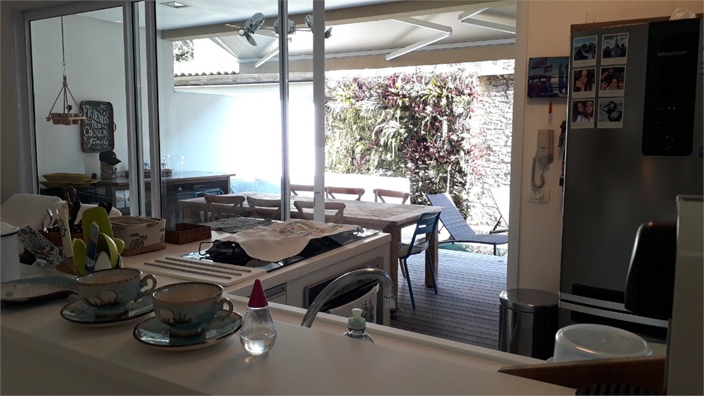 Casa à venda com 4 quartos, sendo 3 suítes, no condomínio Residencial Vila Esmeralda, São Sebastião - SP