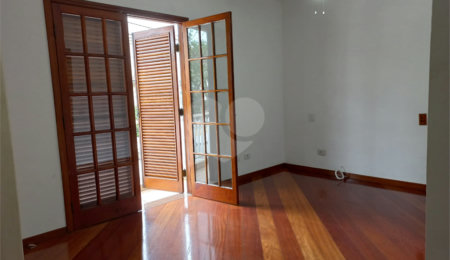 Sobrado à venda com 4 quartos, sendo 3 suítes,  em Cidade São Francisco, São Paulo, SP