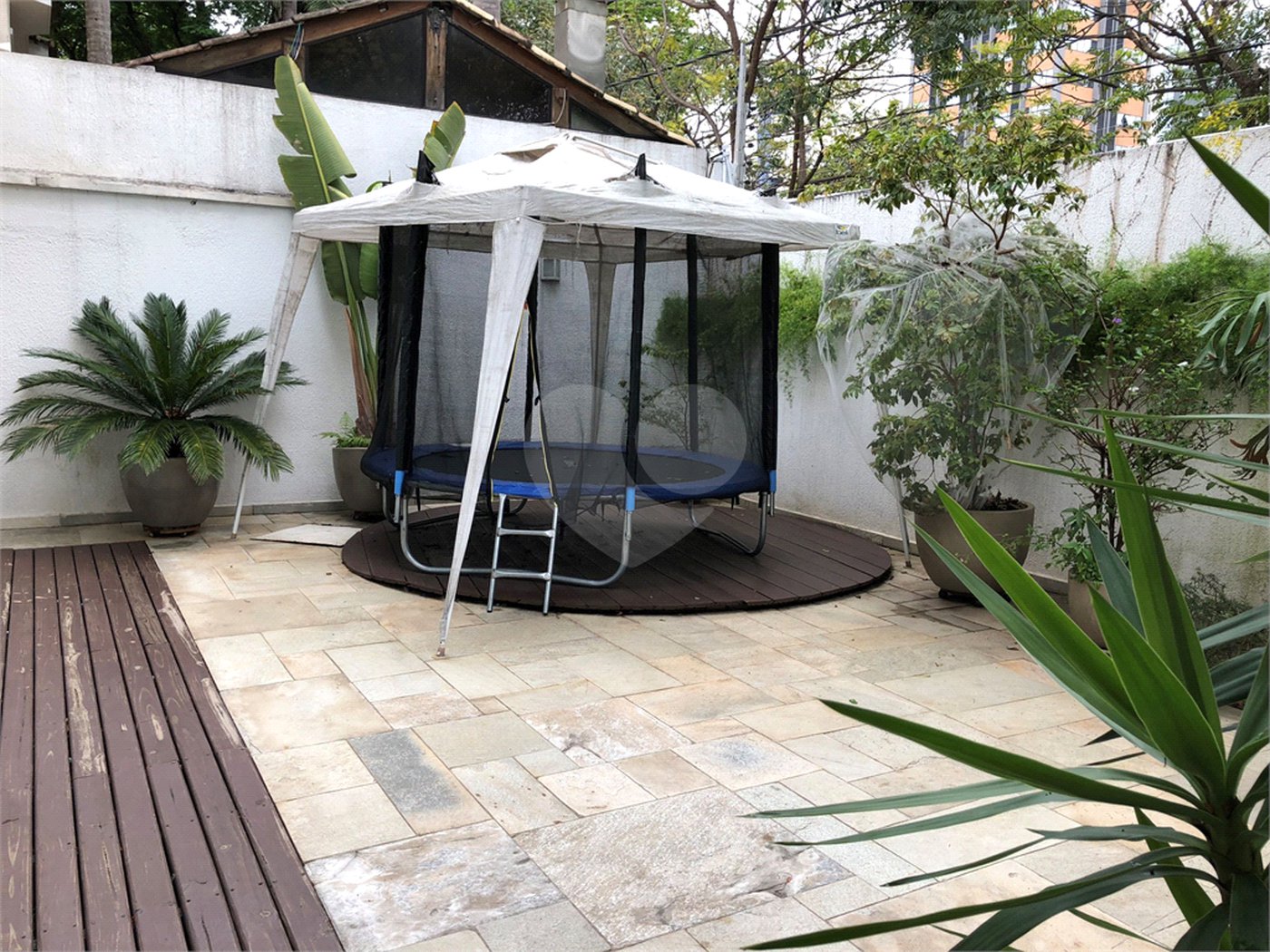 Casa à venda com 4 quartos, sendo 3 suítes, no condomínio Saint James Special Houses, São Paulo - SP