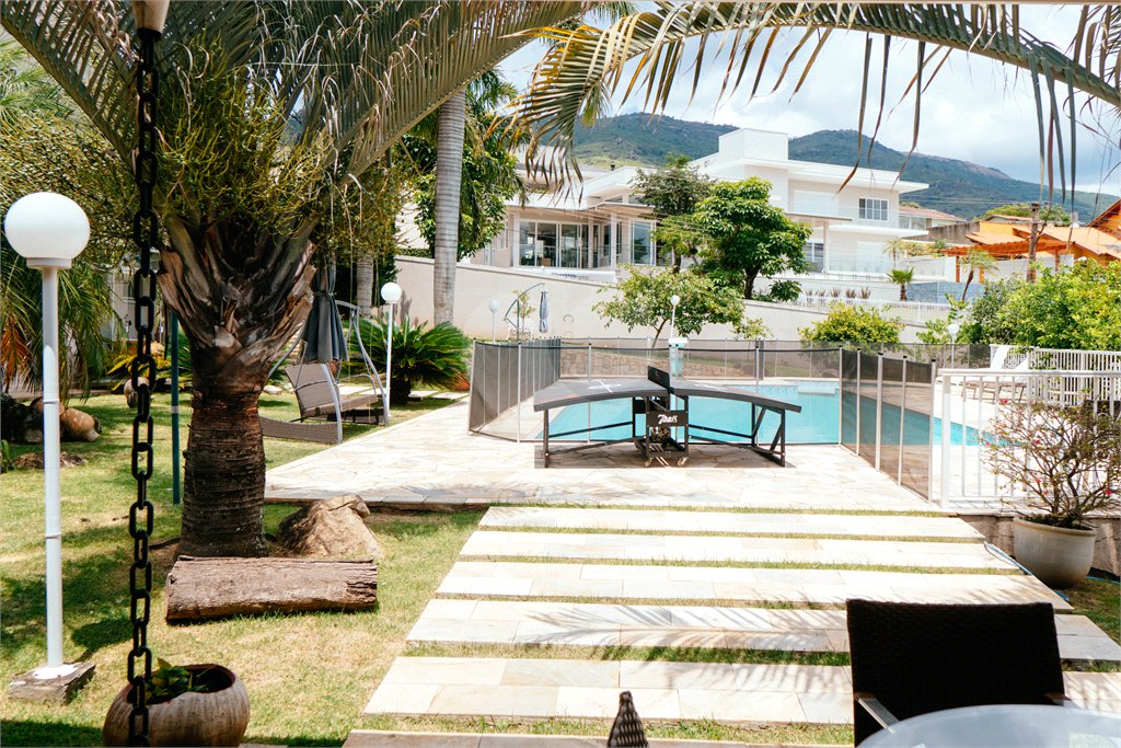 Casa à venda com 5 quartos, sendo 4 suítes, no condomínio Flamboyant, Atibaia - SP