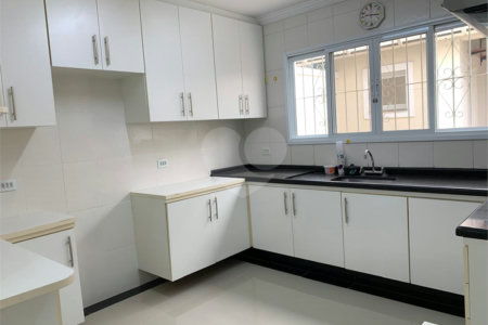 Sobrado à venda com 4 quartos, sendo 1 suíte, em Vila Campo Grande, São Paulo, SP