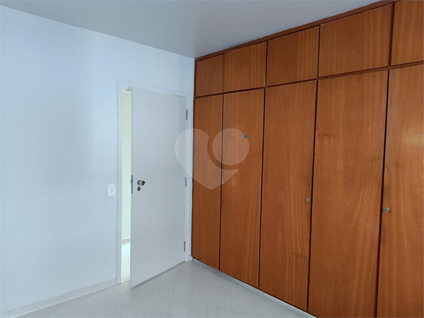 Apartamento à venda com 3 quartos, sendo 1 suíte, em Moema, São Paulo, SP