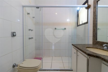 Casa à venda com 4 quartos, sendo 2 suítes,  no condomínio Vila das Flores, São Paulo - SP