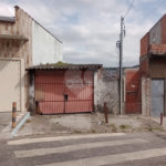 Terreno com 6 casas em 293m² de área total.