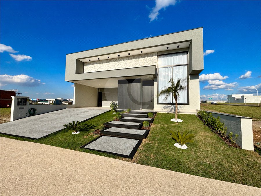 Indaiatuba - Sp - Condominio Maria Candida - R$ 2.250.000,00 - 3 suítes, sendo 1 master com closet e banheiro com duas cubas e dois chuveiros - Escritório - Piscina em Alvenaria aquecida e Hidro com Iluminação - Ar Condicionado instalado em todos os quartos, escritorio, sala e area gourmet
