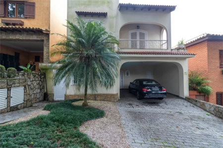 Casa à venda com 4 quartos, sendo 2 suítes, no condomínio Vila das Flores, São Paulo - SP