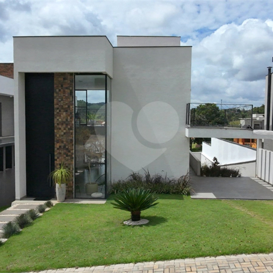 Casa à venda ou para alugar com 4 suítes no condomínio Figueira Garden, Atibaia - SP