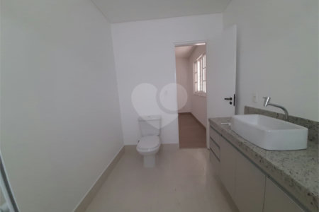 Sobrado à venda com 4 quartos, sendo 3 suítes, em Vila Paulicéia, São Paulo, SP