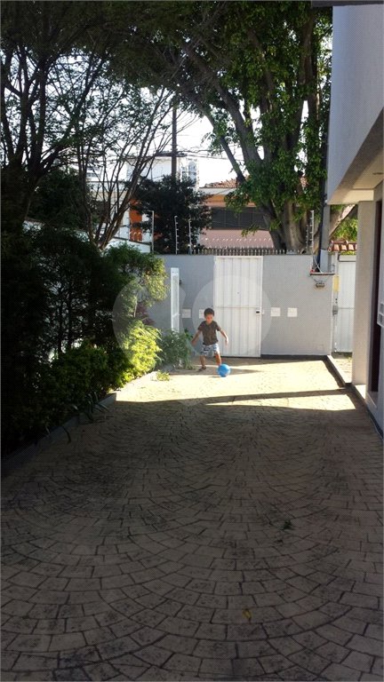 Casa à venda com 3 quartos, sendo 1 suíte, no condomínio Morada dos Pinheiros, São Paulo - SP