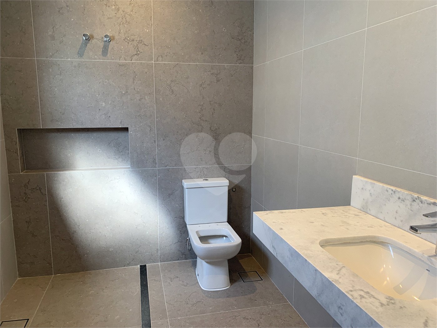 Casa à venda ou para alugar com 4 quartos, sendo 3 suítes, no condomínio Alphaville Nova Esplanada 1, Votorantim - SP
