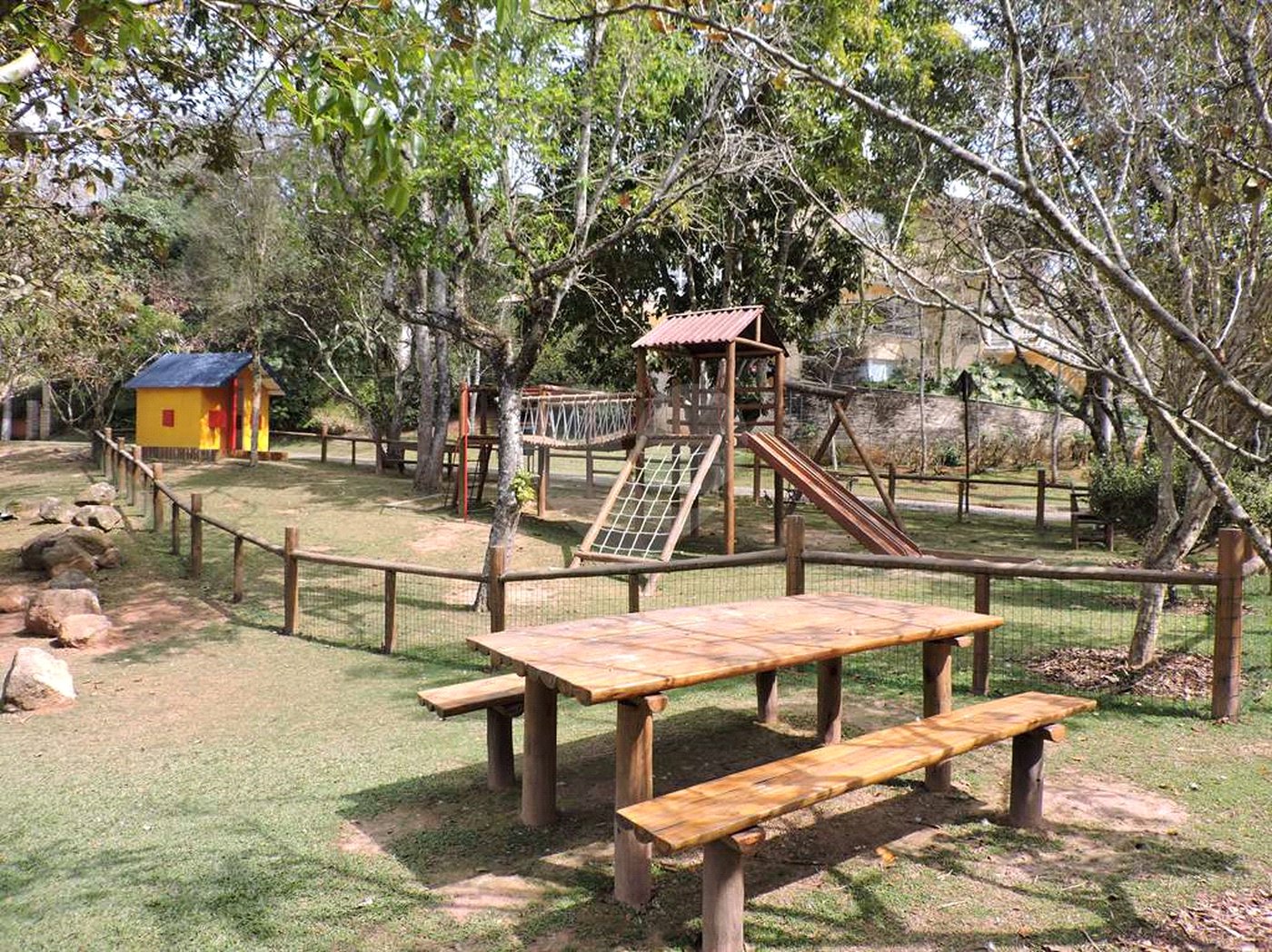 Casa à venda com 4 quartos, sendo 2 suítes,  no condomínio Granja Vianna II, Cotia - SP