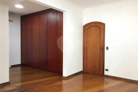 Sobrado à venda com 4 quartos, sendo 3 suítes, em Alto da Boa Vista, São Paulo, SP
