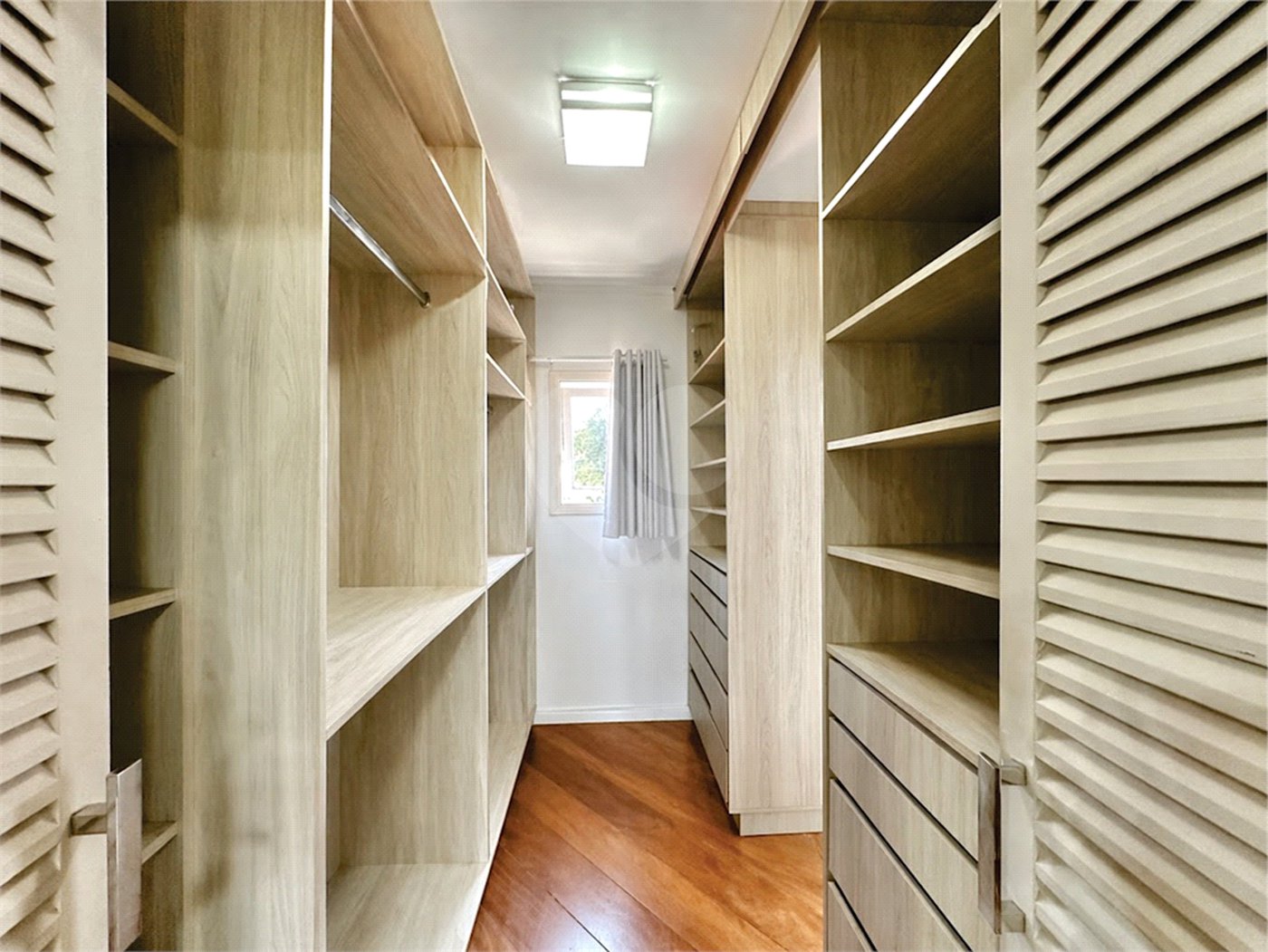 Casa à venda com 4 quartos, sendo 2 suítes,  no condomínio Granja Vianna II, Cotia - SP