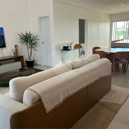 CASA TERREÁ COM 3 SUÍTES EM CONDOMÍNIO EM ATIBAIA