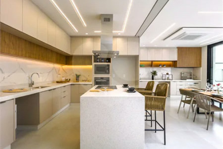 Casa Térrea – Condomínio Maria Cândida - 300 m² de terreno - 212 m² de área construída - 4 vagas de garagem, sendo 2 cobertas - Sala de jantar e estar integradas, com pé-direito duplo e cortina - 3 suítes com ar-condicionado, sendo 1 master com closet – planejado – Roupeiro – Escritório - Cozinha