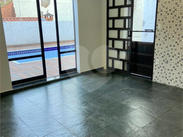 Casa à venda com 4 quartos, sendo 2 suítes,  no Centro, Serra Negra, SP