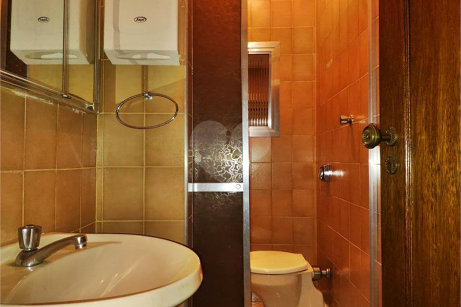 Casa à venda com 3 quartos, sendo 1 suíte, no condomínio Vila Paiva, São Paulo - SP