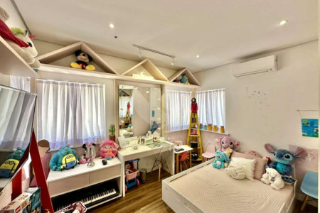 Casa à venda com 4 quartos, sendo 3 suítes, no condomínio Vilarejo, Carapicuíba - SP