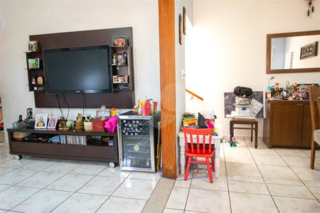 Sobrado à venda com 4 quartos, sendo 1 suíte,  em Vila Aguiar, São Roque, SP