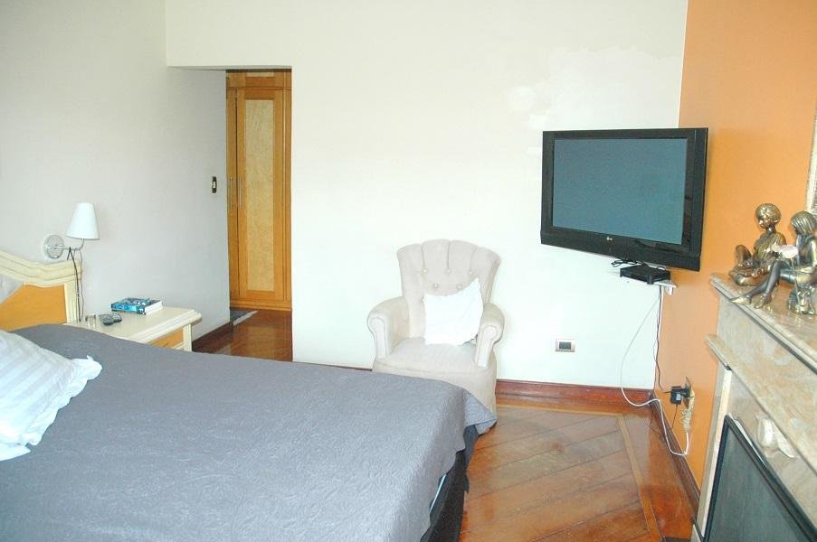 Sobrado à venda com 5 quartos, sendo 4 suítes, em Interlagos, São Paulo, SP